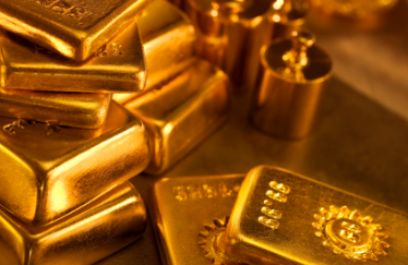 What are the differences between domestic precious metals trading and Hong Kong precious metals trading?